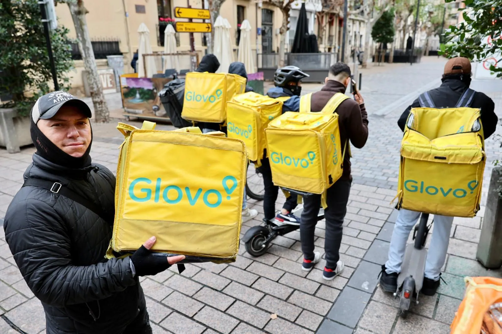 Los repartidores de Glovo en La Rioja temen que la regularización laboral anunciada les lleve a contratos basura que empeoren su situación.