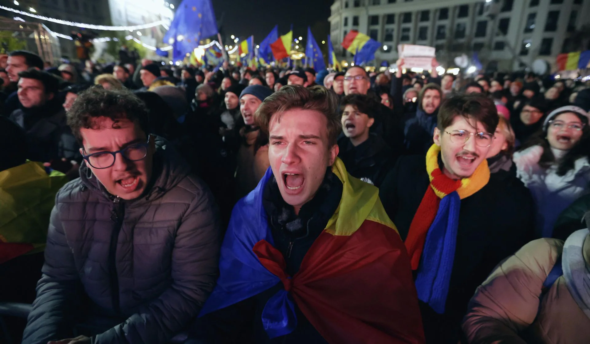 Participantes en una manifestación proeuropea en las calles de Bucarest, capital de Rumania, donde el Constitucional ha anulado la primera vuelta de las elecciones por la injerencia rusa.