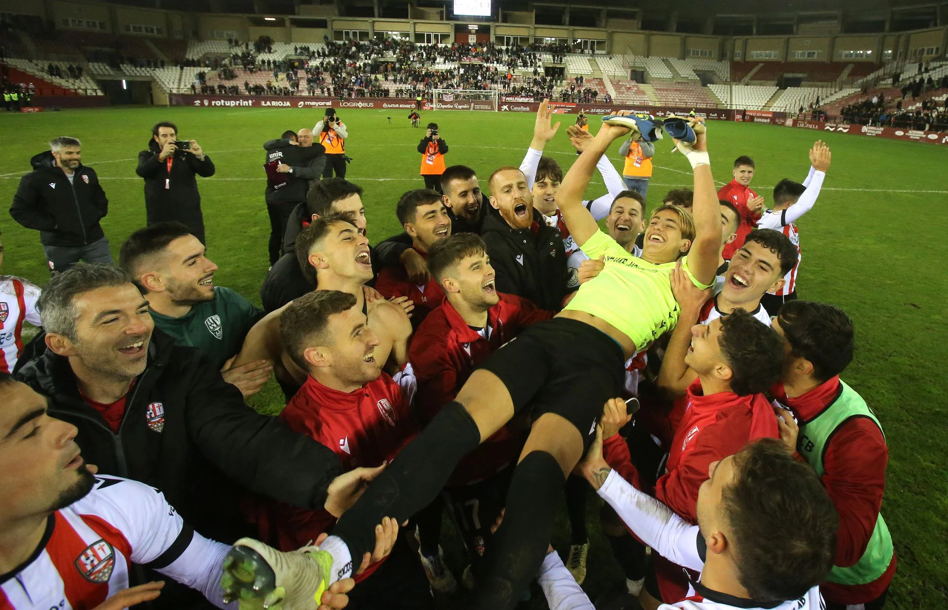 Pol Arnau es manteado por su compañeros durante la celebración de la clasificación copera de la UD Logroñés tras eliminar al Girona.