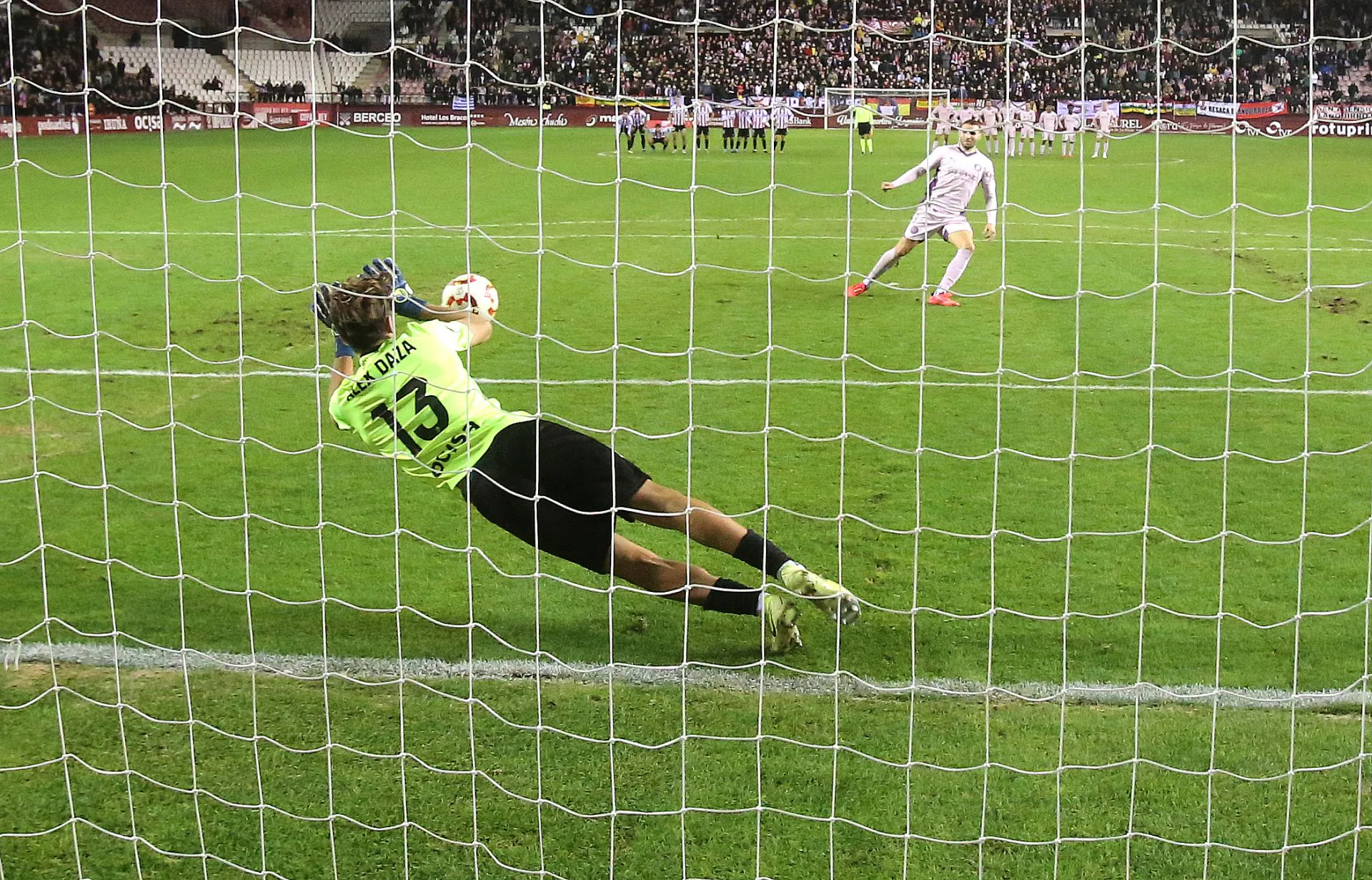 El lateral Pol Arnau detiene el lanzamiento de Abel Ruiz. Ocupó la portería tras lesionarse Kike Royo después de que la UD Logroñés hubiera hecho todos los cambios. Su intervención fue clave para la continuidad de los blanquirrojos en la Copa. 