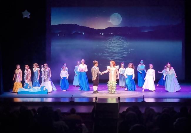 Más de un centenar de actores, la mitad de ellos niños y adolescentes, han dado vida a esta adaptación del clásico de Disney.