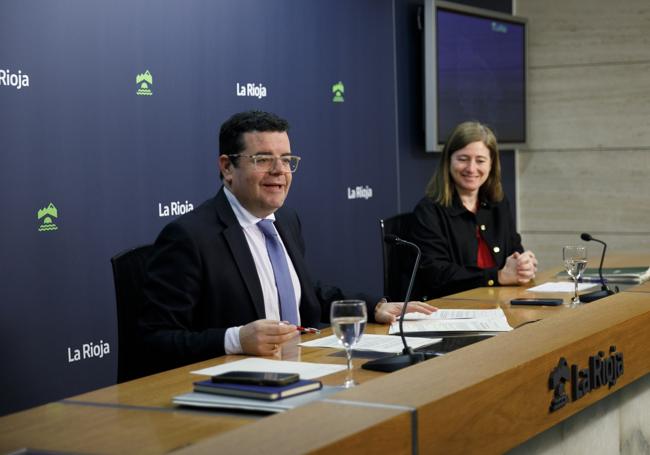 Los consejeros Alfonso Domínguez y Normí Manzanos, en su comparecencia de este martes.