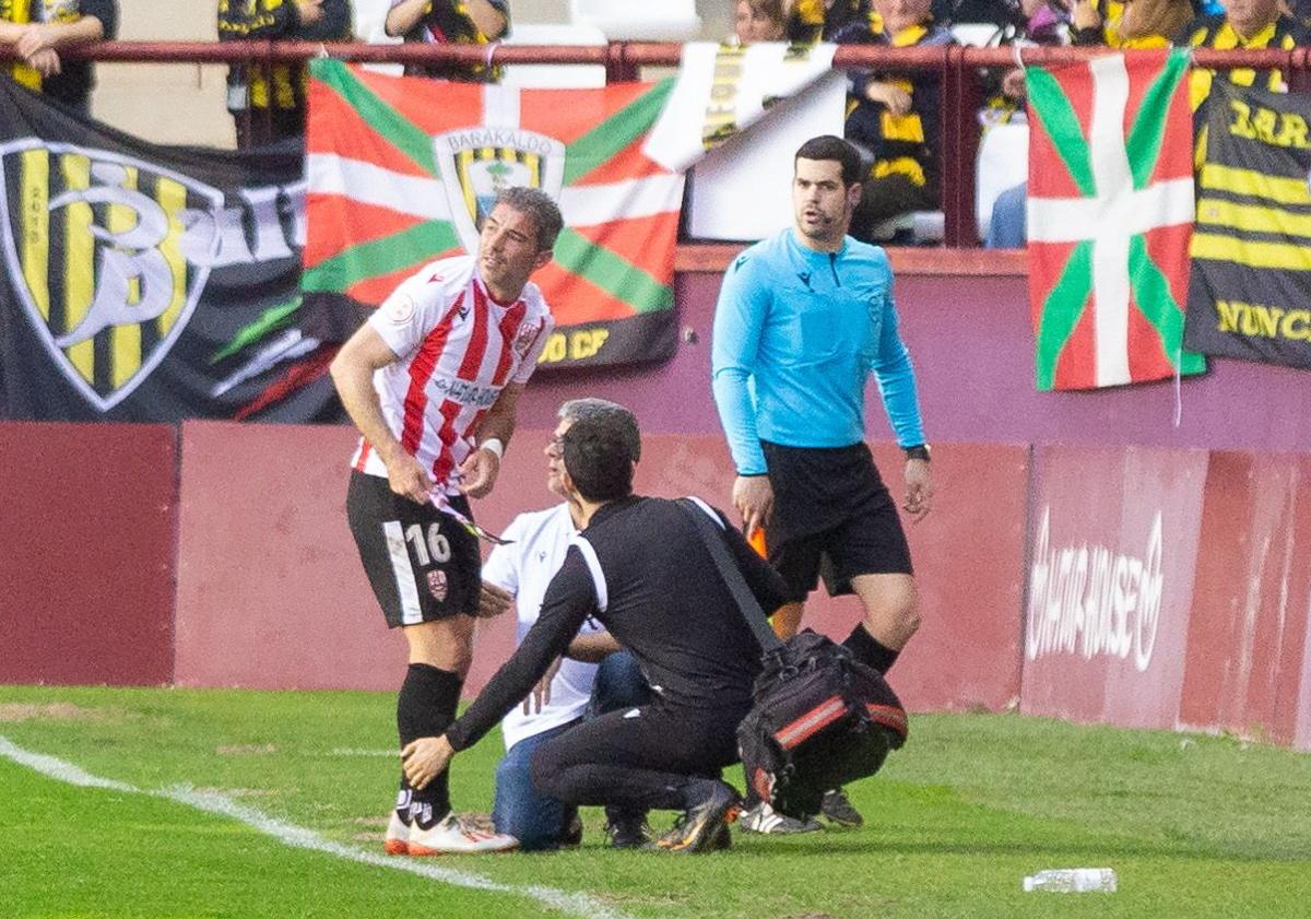 Imagen principal - Iñaki, y la UD Logroñés, recuperan la sonrisa