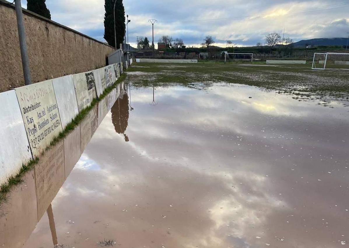 Imagen secundaria 1 - Suspendidos por la lluvia los cinco partidos previstos este sábado en el campo de Nájera