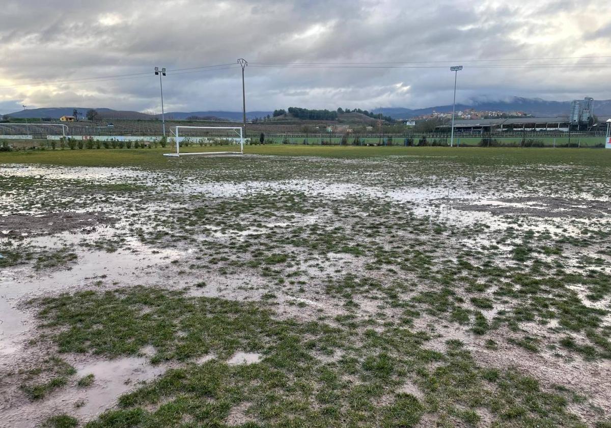 Imagen principal - Suspendidos por la lluvia los cinco partidos previstos este sábado en el campo de Nájera