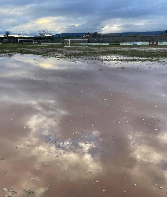 Imagen secundaria 2 - Suspendidos por la lluvia los cinco partidos previstos este sábado en el campo de Nájera