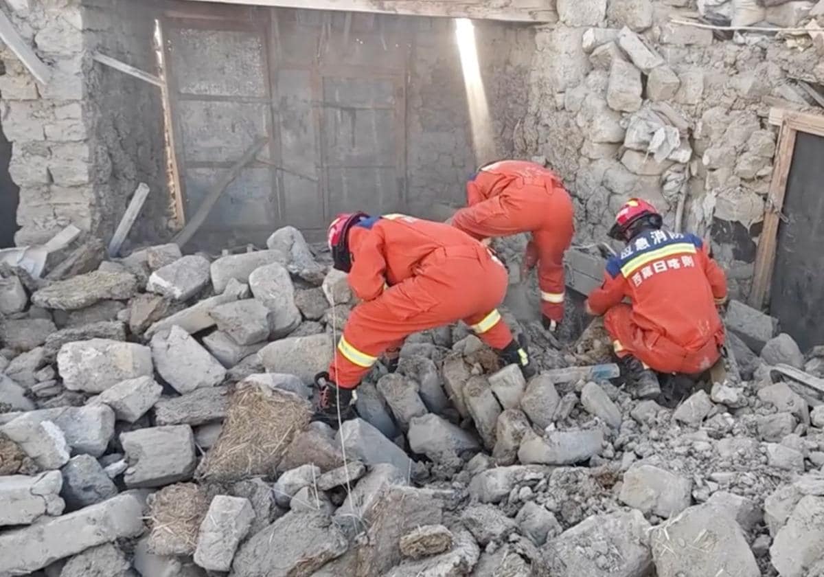 Equipos de rescate trabajan buscando víctimas entre los escombros.