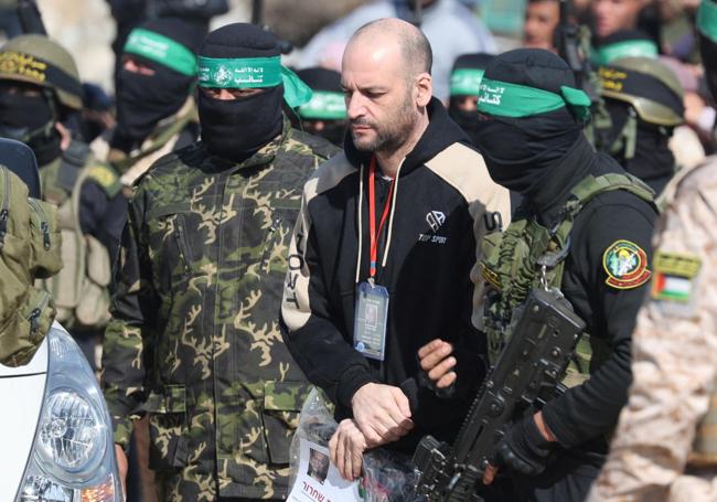 Militantes de Hamas escoltan al rehén israelí-argentino Yair Horn en un escenario antes de entregarlo a un equipo de la Cruz Roja en Khan Yunis.