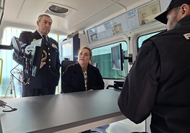 Manuel Laguna y Beatriz Arraiz visitan el interior del nuevo vehículo de Policía Nacional.