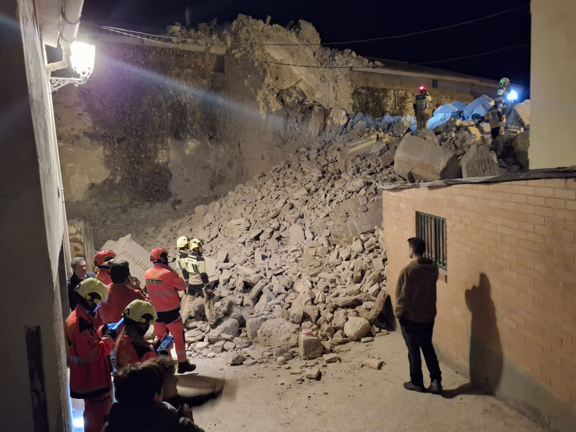 Imagen secundaria 2 - El derrumbe de la torre de la iglesia de Viguera obliga a desalojar a una docena de vecinos