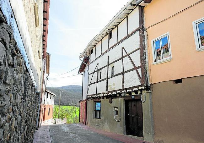 Una calle, bien pavimentada, de Quintanar de Rioja.