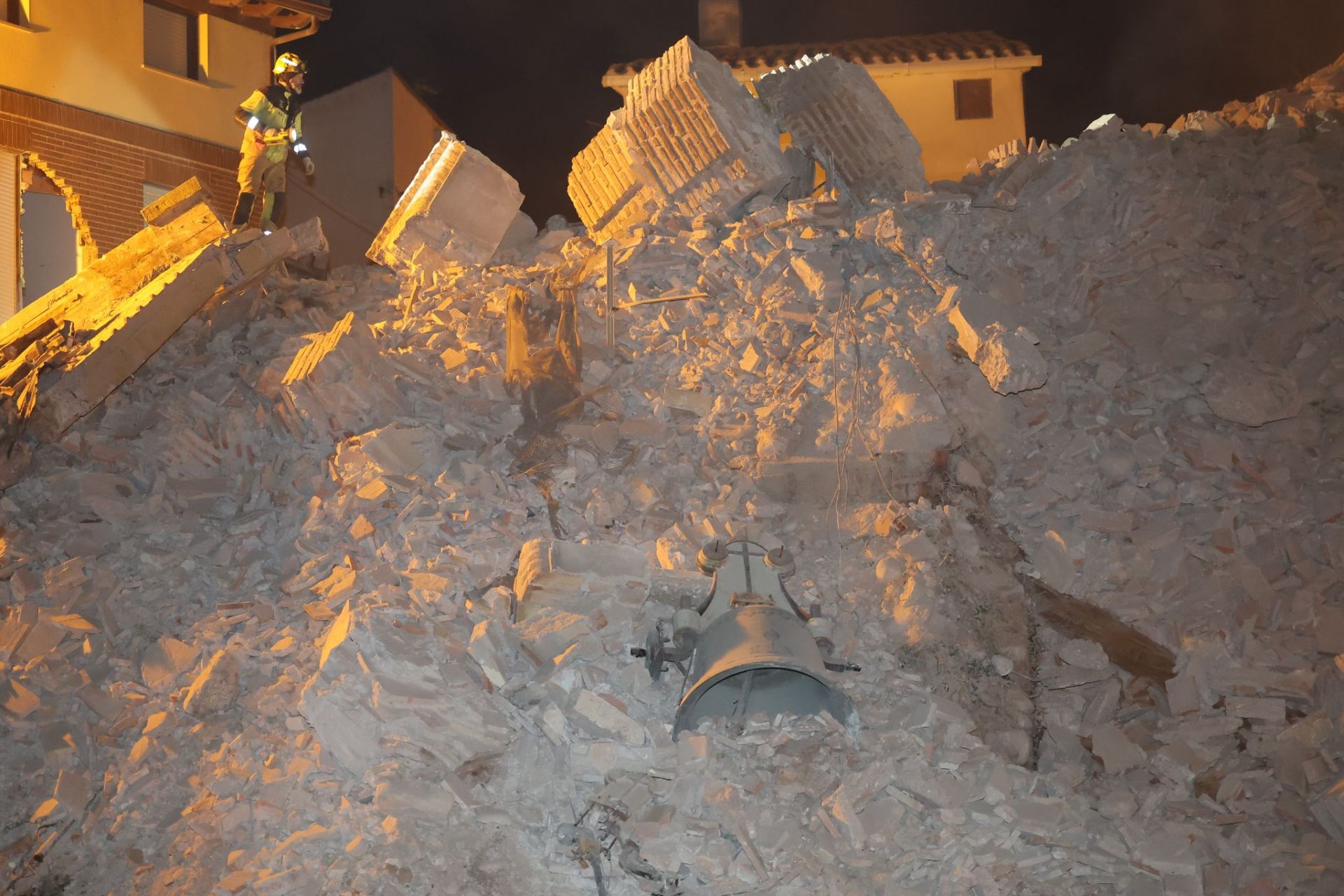 Imagen principal - El derrumbe de la torre de la iglesia de Viguera obliga a desalojar a una docena de vecinos