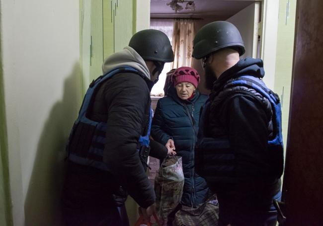 Una mujer es evacuada en el frente del Donbás.
