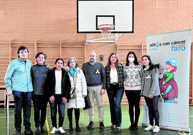 Representantes de FARO con la vicepresidenta, Estrella Benito (2ªizda), Rubén Martínez (centro), Liliana Padrón (6ª izq.) y Jennifer (1ª dcha.).