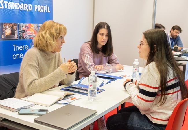 Mónica Caldito (Standard Profil) se dirige a Cristina García.