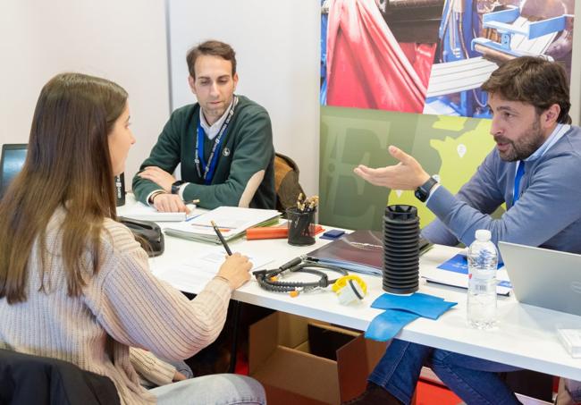 Personal del Grupo Elastorsa dialoga con Mercedes Jiménez.