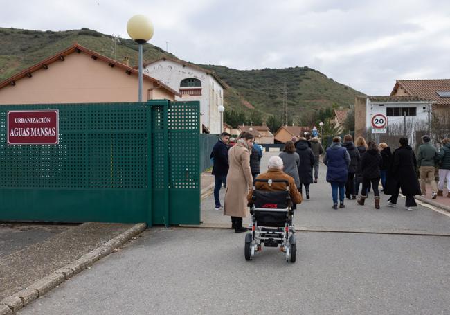 Los vecinos de Aguas Mansas entran a su urbanización.