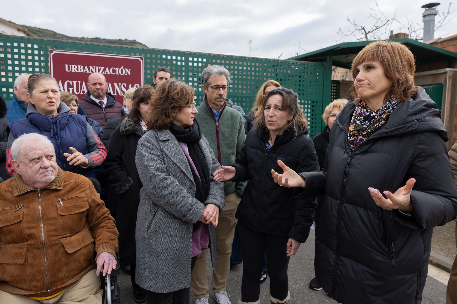 Los vecinos de la urbanización Aguas Mansas de Recajo hablan entre sí.