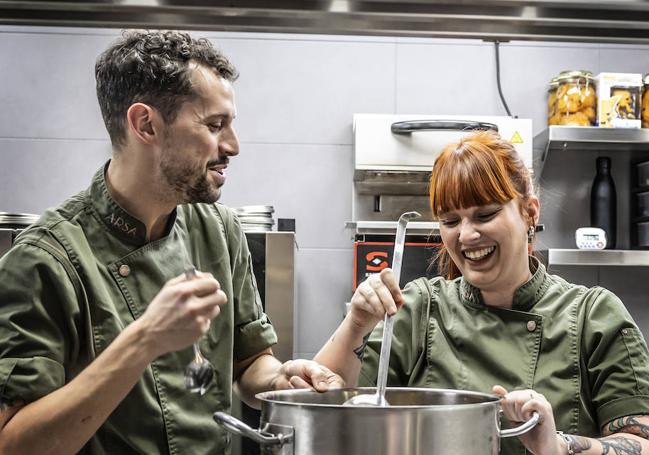 Los jóvenes cocineros (y propietarios) del restaurante logroñés Arsa, Beatriz Fernández y Rodrigo Fernández
