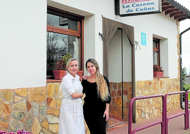 Las propietarias María Rosario y Jénnifer, madre e hija, posan en la puerta del establecimiento.