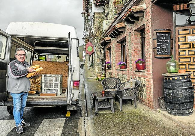 Llegada del panadero a primera hora de la mañana al bar restaurante Monte Real, en San Román de Cameros.