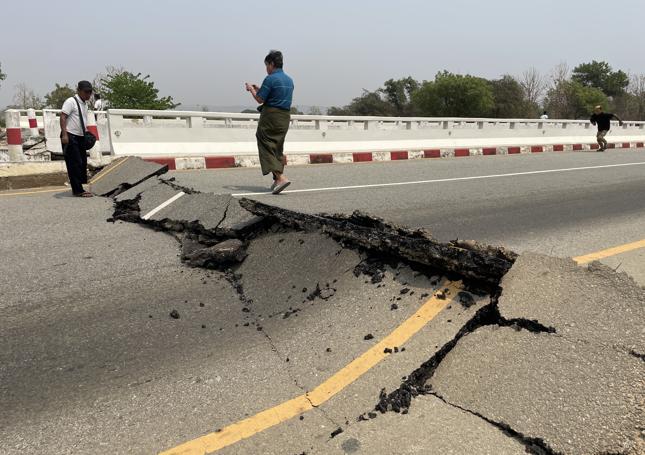 Imagen de una de las carreteras rotas por el terremoto en Birmania.