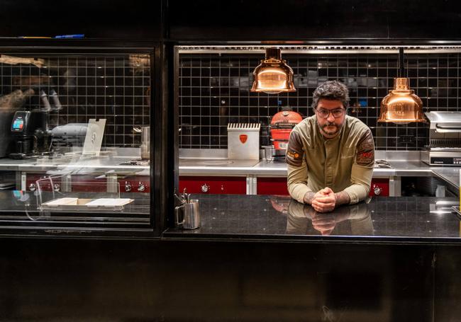 Aitor Esnal, en la cocina de su restaurante homónimo