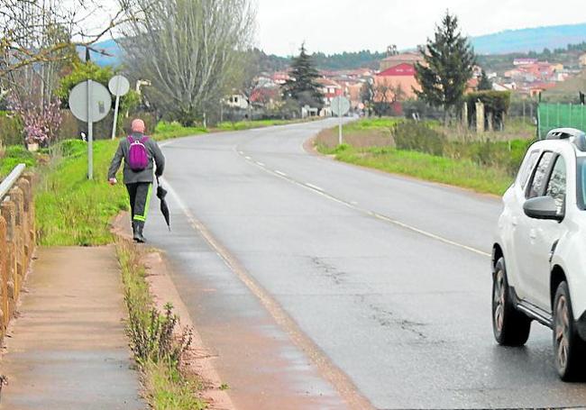 Un vecino camina por el arcén de esta «peligrosa» carretera.