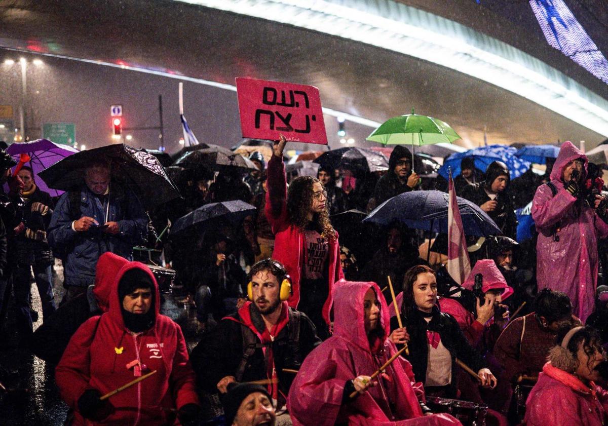 Imagen principal - Protestas en las calles de Jerusalén contra la destitución de Ronen Bar.