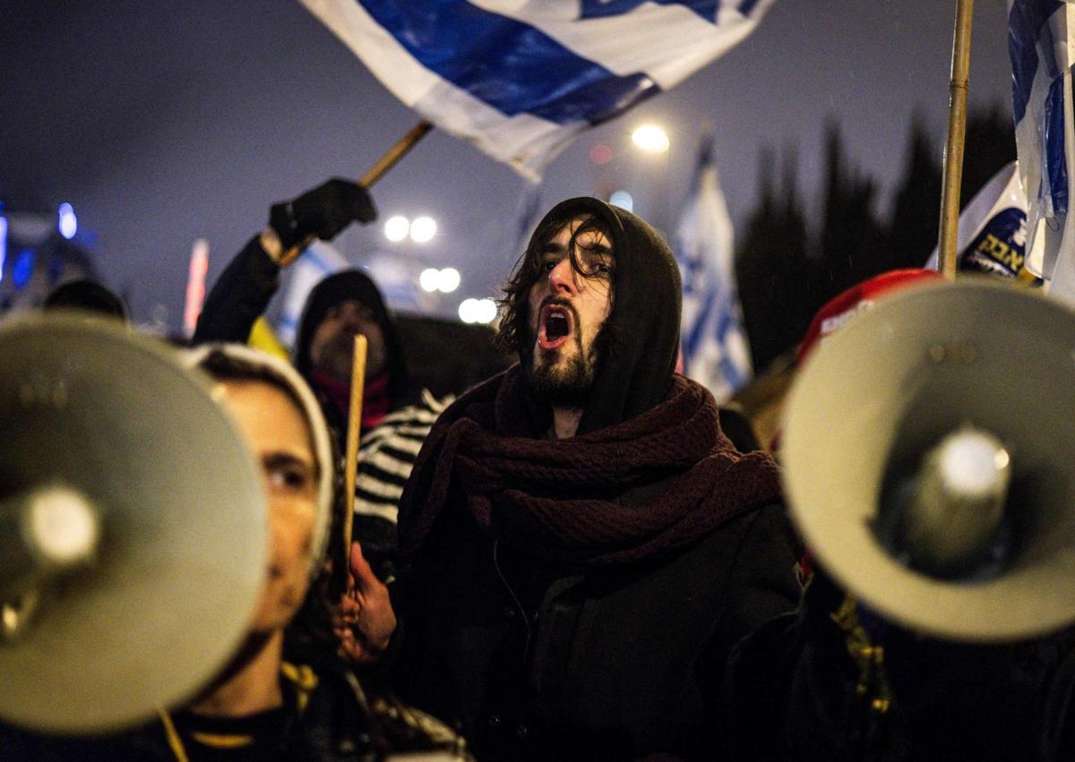 Imagen secundaria 1 - Protestas en las calles de Jerusalén contra la destitución de Ronen Bar.