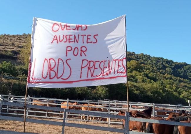 Cartel de protesta en la Feria del Ganado de Villoslada (2022).