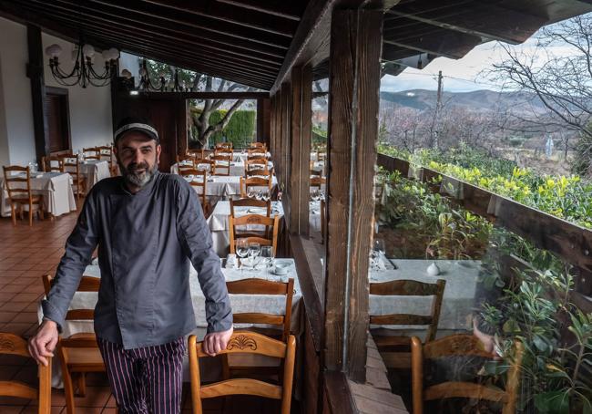 Dámaso Navajas, en la terraza de La Posada del Laurel, en Préjano.