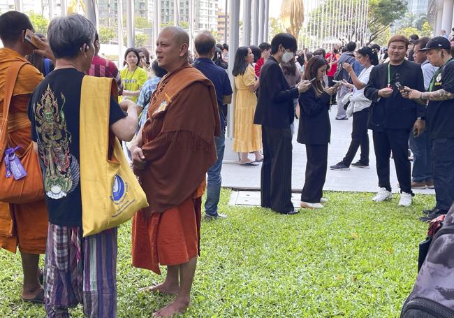 Los habitantes de Bangkok salieron a la calle tras los temblores.