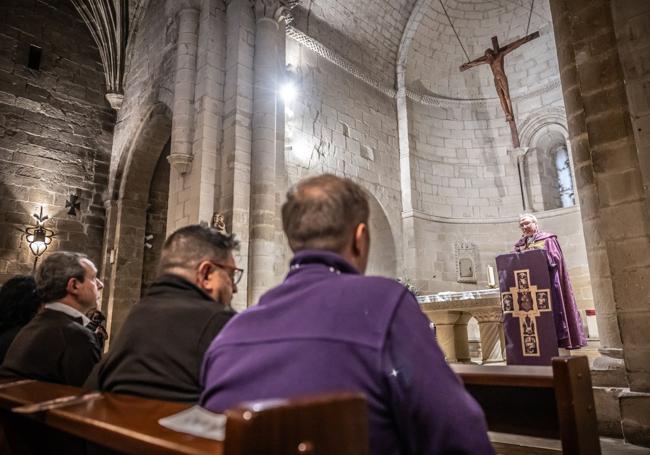 Rosario en la iglesia tras la suspensión de la procesión.