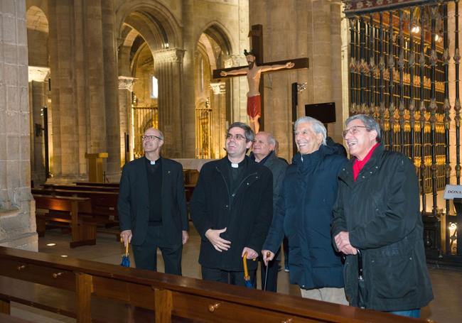 El escritor, con Jesús Ignacio Merino, Pedro Cateriano y José Luis García Delgado, durante la visita a la catedral de Santo Domingo en 2019.