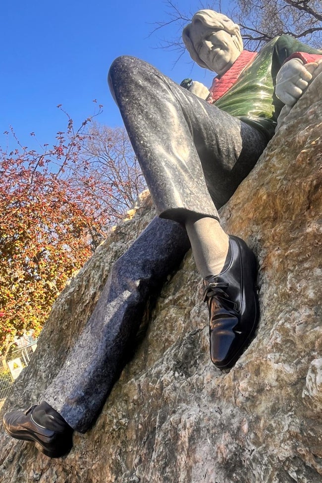 Dani Osborne creó esta ecultura 'pop' de Wilde en St. Stephen's Park, frente a la casa familiar en Dublín. M. L.