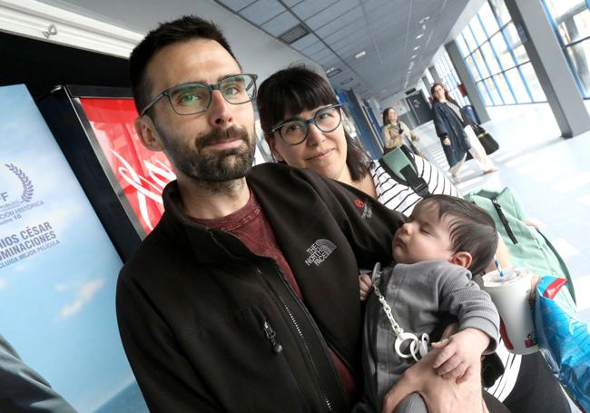 Adrián, Eva y Nacho, a punto de entrar a la sala.