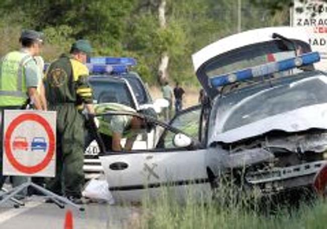 Estado en el que quedó el coche patrulla de la Guardia Civil ametrallado. /