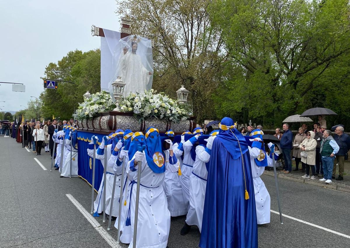 Imagen secundaria 1 - Domingo de Resurrección en Logroño: la esperanza puede con la lluvia