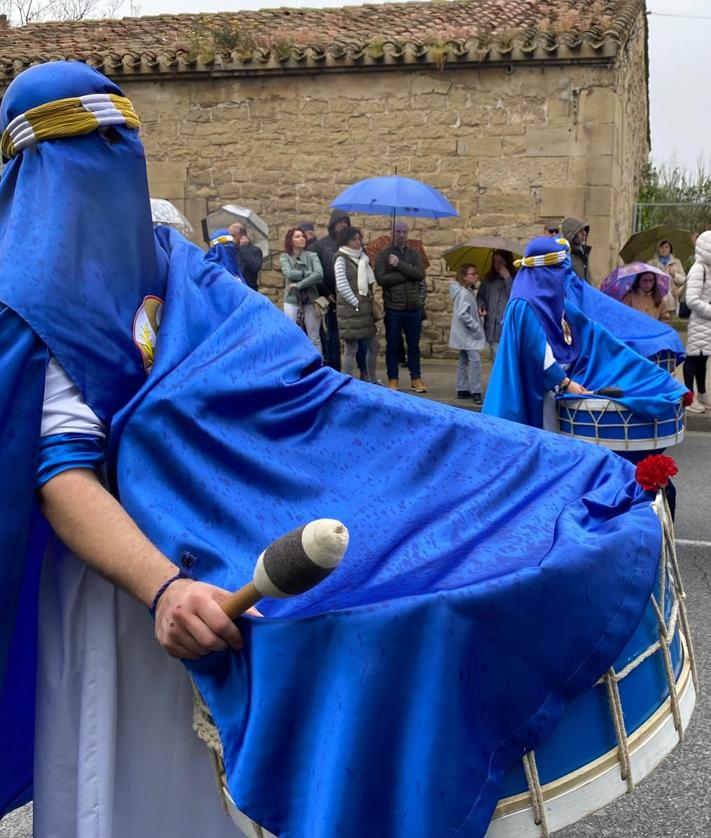 Imagen secundaria 2 - Domingo de Resurrección en Logroño: la esperanza puede con la lluvia