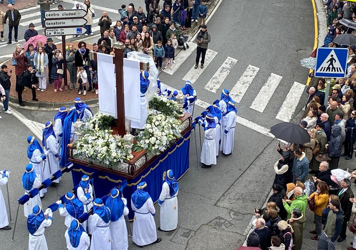 Imagen principal - Domingo de Resurrección en Logroño: la esperanza puede con la lluvia
