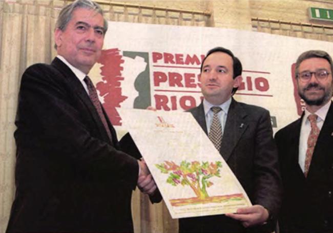 El nobel recibe el galardón Prestigio Rioja de manos de Pedro Sanz y Ángel de Jaime Baró.