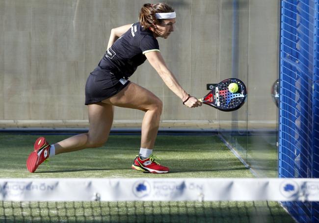Carolina Navarro espera la pelota del rebote para devolverla.