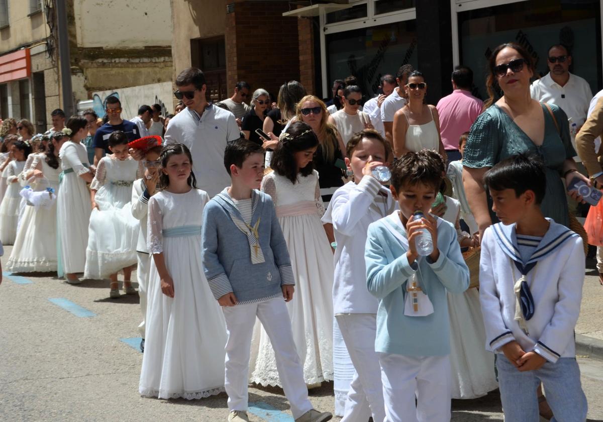 El Corpus de Calahorra, entre pétalos y paraguas