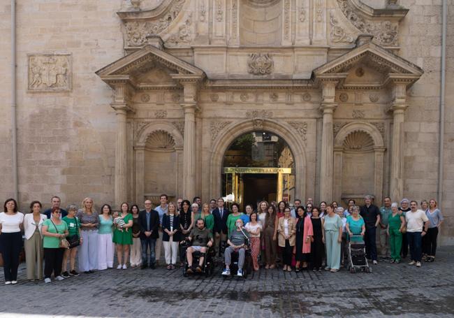 Foto de familia para conmemorar el Día Mundial de la Esclerosis Lateral Amiotrófica (ELA).