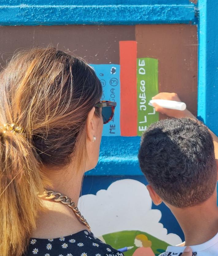 Imagen secundaria 2 - Nájera recibe a los peregrinos con el mural 'La Biblioteca del Camino'