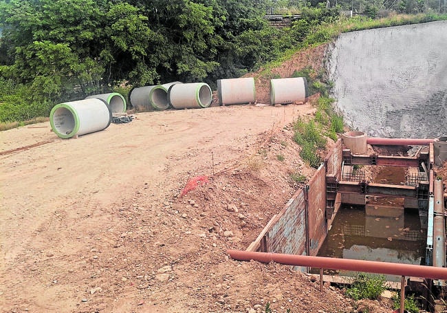 El paso paralizado sobre el puente del ferrocarril.
