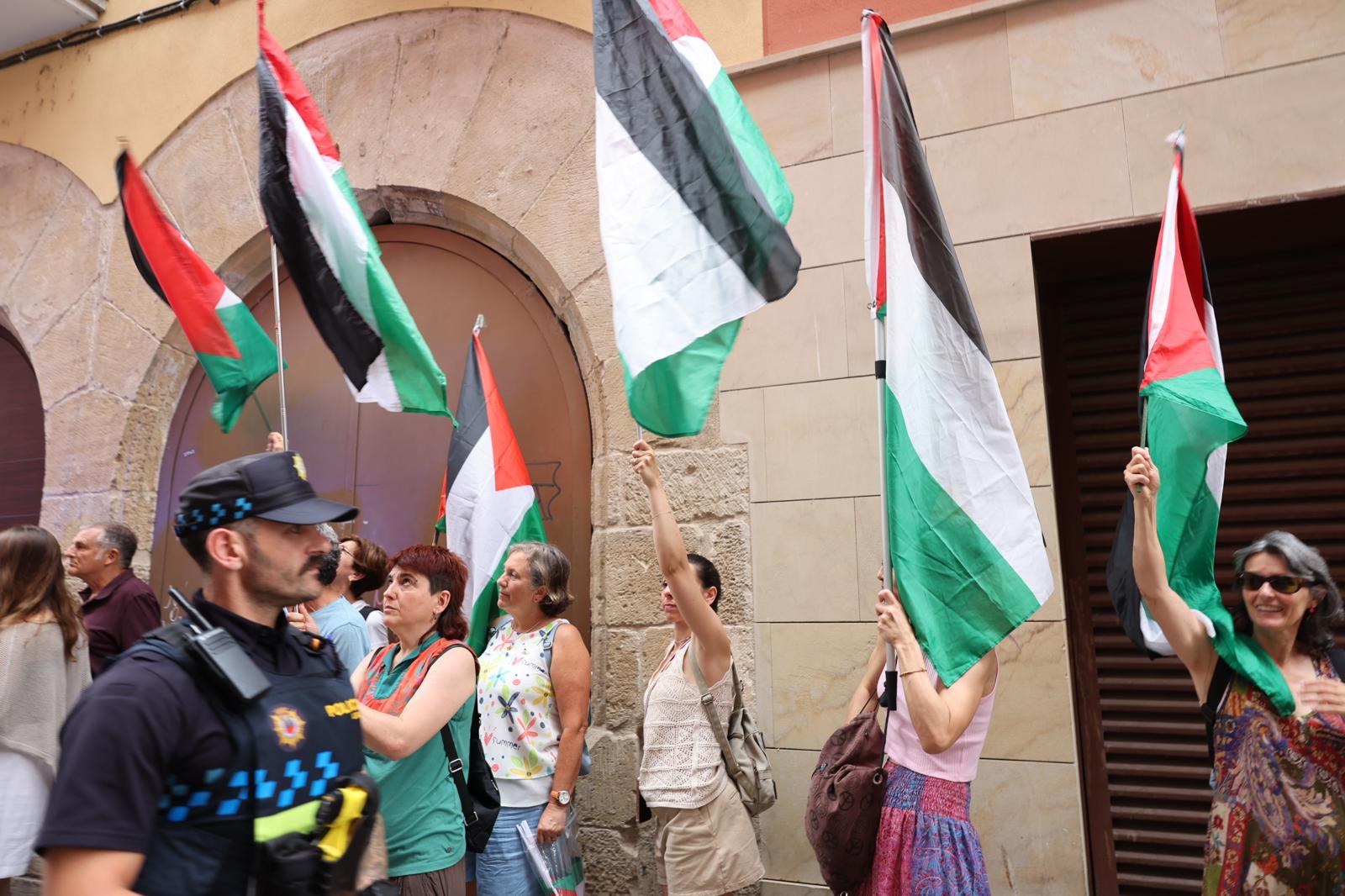 Miembros de la acampada propalestina, con sus banderas.