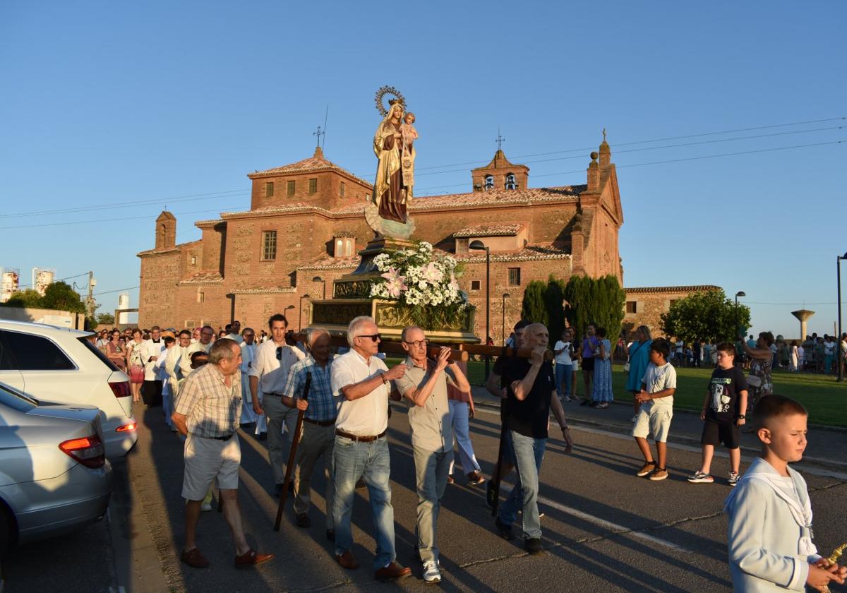 Procesión en las inmediaciones del santuario del Carmen.