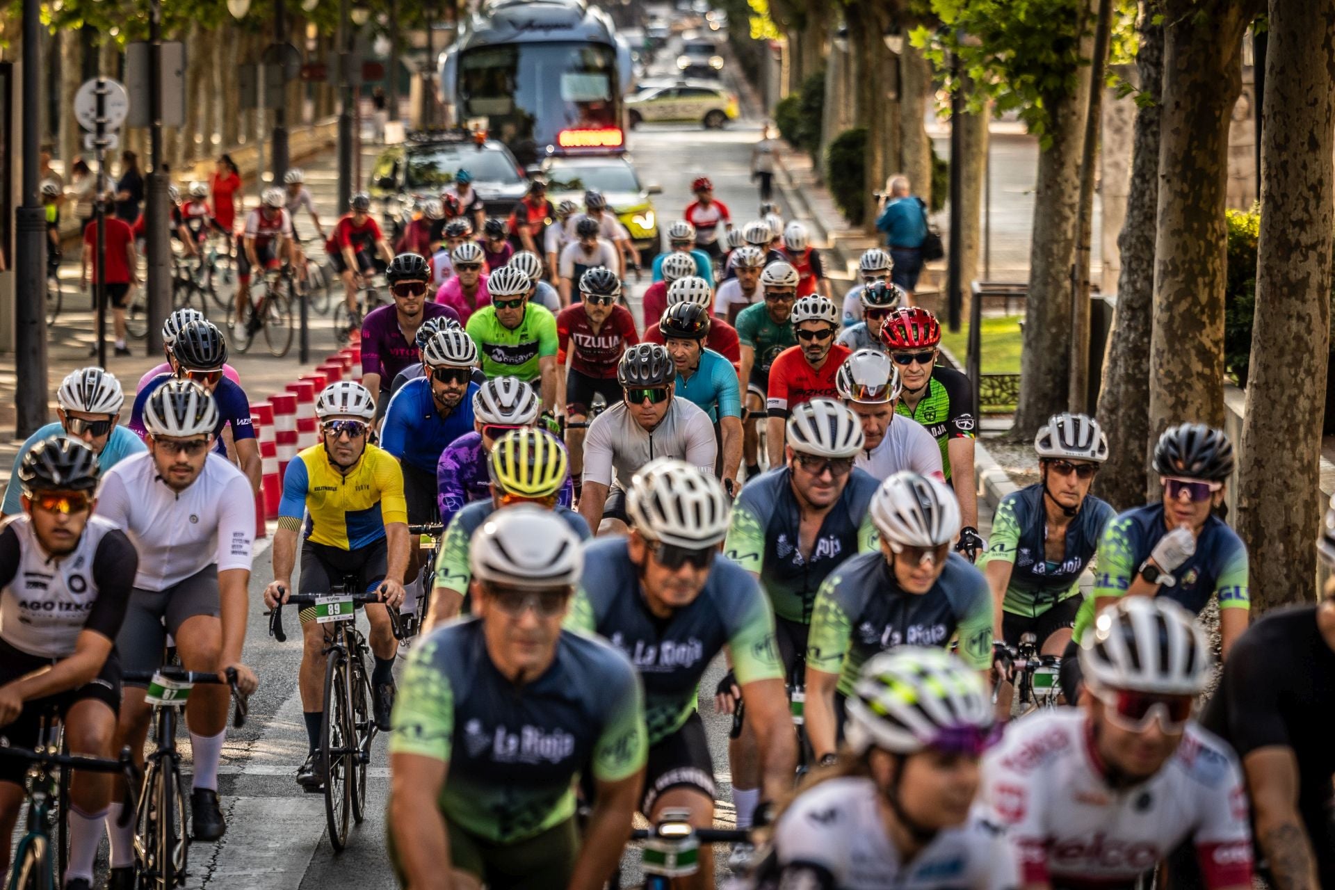 El cicloturismo le planta cara al calor